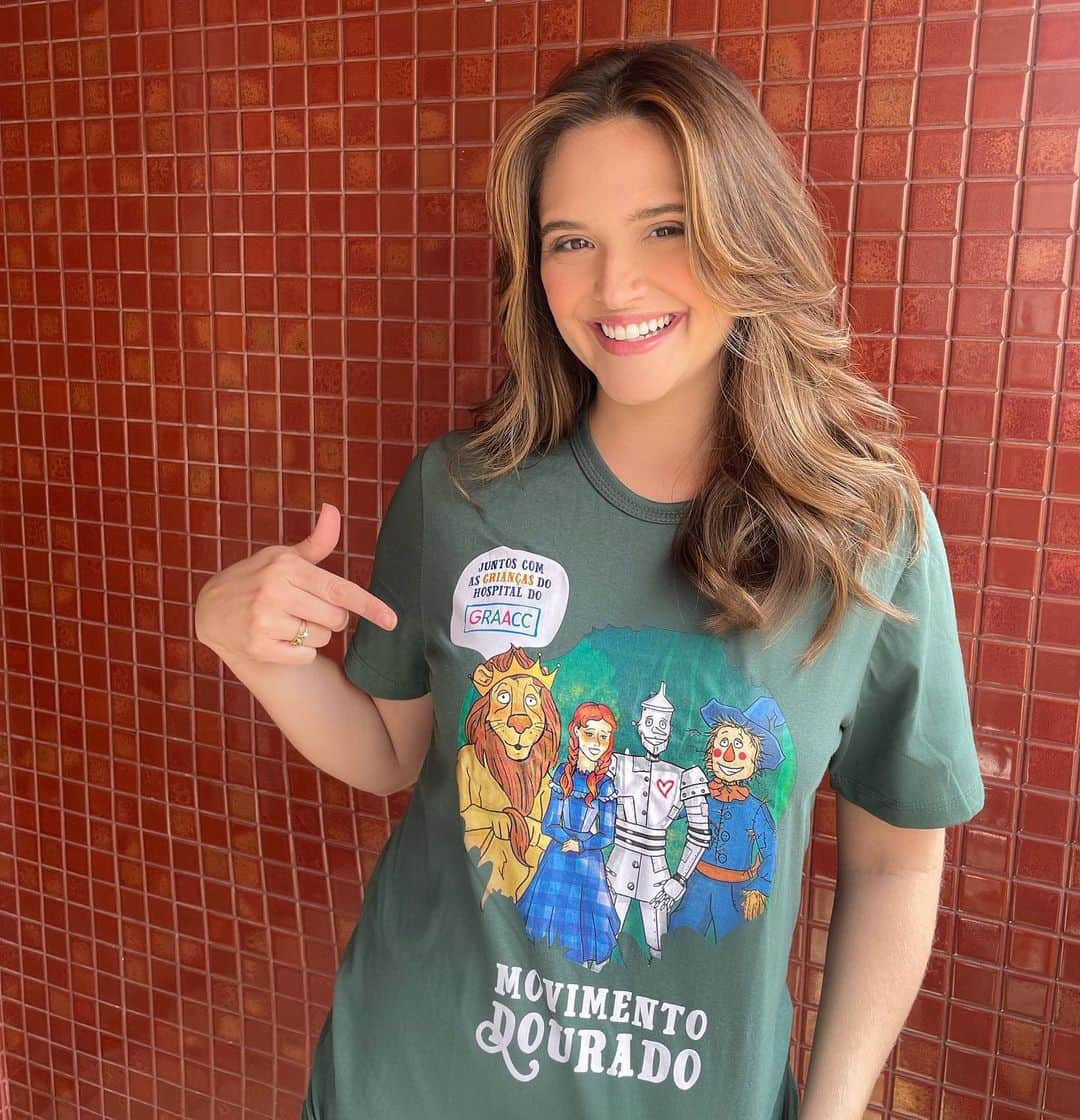 ジュリアナパイヴァのインスタグラム：「Mais um ano junto com as crianças do hospital  @instagraacc e dessa vez tbm com os personagens do Universo Encantado de Oz no #MovimentoDourado para enfrentar a Bruxa Má do Oeste, o Câncer Infanto-juvenil! 💪🏼✨ Para combater essa doença, o diagnóstico precoce é fundamental! Muitos sintomas são semelhantes aos de várias doenças infantis comuns. Por isso, fiquem atentos aos sinais da doença: -Dores de cabeça pela manhã e vômito -Caroços no pescoço, nas axilas e na virilha. Ínguas que não resolvem  -Dores nas pernas que n passam e atrapalham as atividades das crianças - Manchas arroxeadas na pele, como hematomas ou pintinhas vermelhas -Aumento de tamanho da barriga  -Brilho branco em um ou nos dois olhos quando a criança sai em fotografias com flash  *Se os sintomas não desaparecerem em um prazo de 7 a 10 dias, volte ao médico e insista pra obter um diagnóstico mais detalhado com exames laboratoriais e radiológicos. Saiba mais em: graacc.org.br 🙌🏼💖💫  A detecção precoce leva ao caminho de cura!🥰」