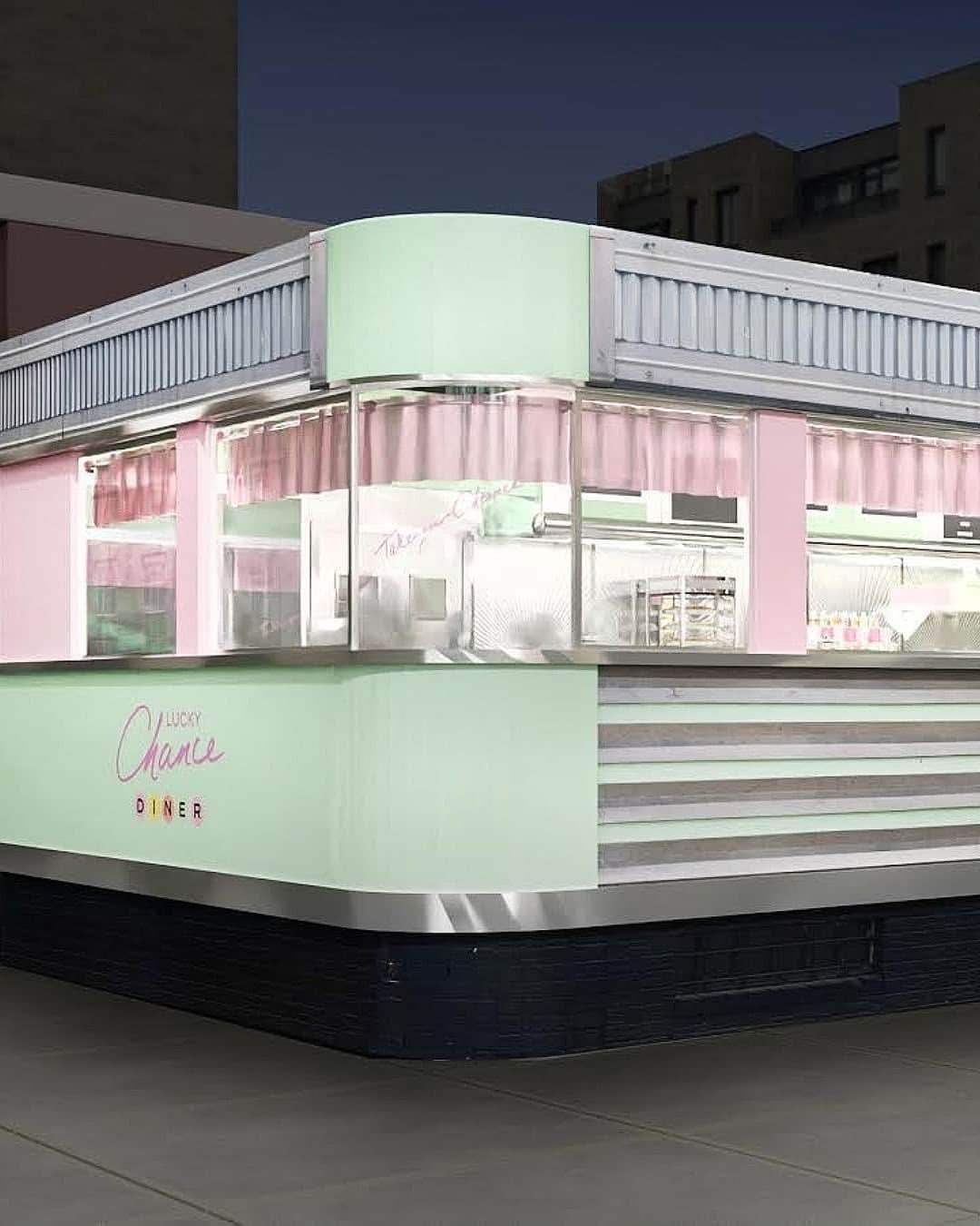 Nylon Magazineさんのインスタグラム写真 - (Nylon MagazineInstagram)「Chanel is getting into the restaurant game — for one weekend only.   The experience itself is centered not around burgers and shakes, but rather exploring the Lucky Chance Diner in all its iterations. Guests can expect a color palette inspired by the new fragrance — as well as photo opps, a vending machine, and custom takeaways.   Grab your res to dine at the most fashionable restaurant in Williamsburg, at the link in bio.  📸 @chanelofficial」8月30日 3時22分 - nylonmag