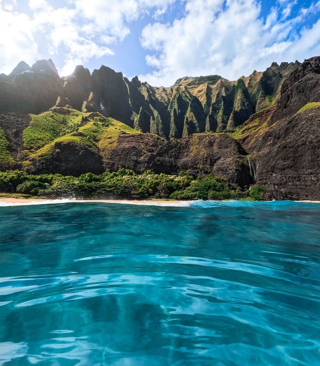 goproのインスタグラム：「Photo of the Day: Paradise in 1 pic 🏝️ Snapped on #GoProHERO11 Black by GoPro Subscriber @michaelshakely for a $500 GoPro Award.  Did you know that GoPro Subscribers like @michaelshakely earn 2x the awards payout on all featured photos + videos submitted to GoPro.com/Awards?  #GoPro #GoProAwards #GoProTravel #Hawaii #NapaliCoast #Kauai #Travel #IslandLife」