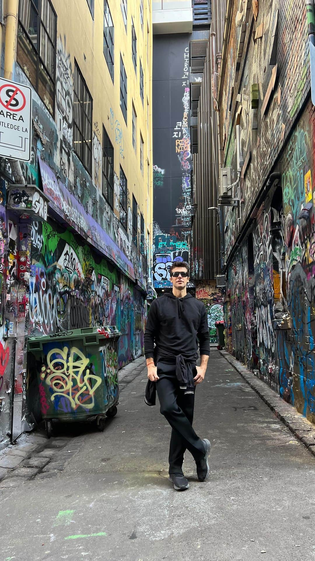 ロベルト・ボッレのインスタグラム：「Alcune immagini di questa tournée australiana che ci ha portato a esibirci ad Adelaide, Brisbane, Sydney e Melbourne. 4 nuovi teatri dove ballare e tanti luoghi nuovi da scoprire!  Grazie @balletinternationalgala ❣️  Ps: la colonna sonora in questo caso è d’obbligo: una hit dei Bee Gees, gruppo originario proprio di Redcliffe (la cittadina vicino a Brisbane da cui siamo partiti per l’avvistamento delle balene 😉 )」