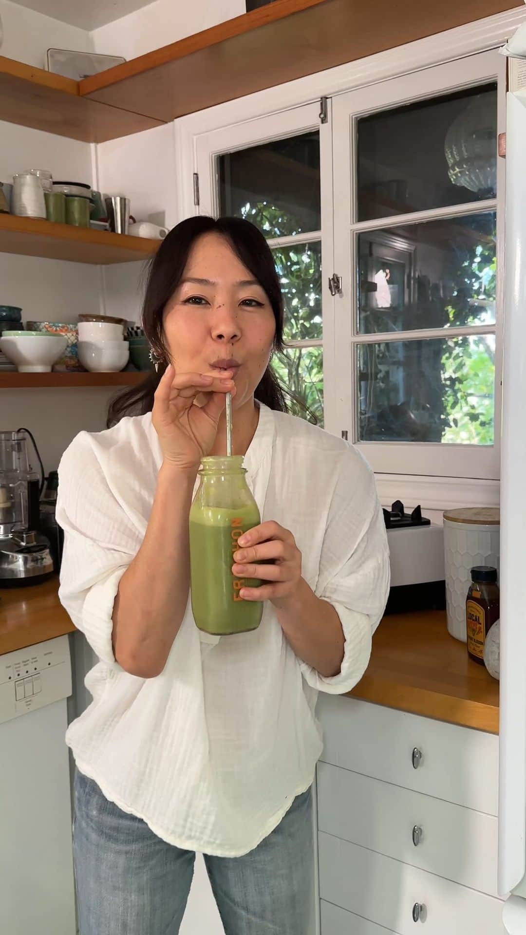 Kara Yoshimoto Buaのインスタグラム：「Alchemical Beauty x Morning Matcha 🍵  “Beauty is unity in variety and variety in unity”  ~ Scottish philosopher Francis Hutcheson   ✨ Mindful practices to start your day create a harmony, an inner unity and a sense of radiance and beauty that beams out!  This is Alchemical Beauty.  A practice that acknowledges that beauty and well-being are not achieved through a one-size-fits-all approach but rather by recognizing the multifaceted nature of our individual needs and desires. By embracing and harmonizing this diversity, you’re able to create a more complete and radiant expression of your inner and outer self.  Integrating a variety of practices or activities that cater to different aspects of your well-being...physical, mental, emotional, energetic, spiritual, etcetera. When these diverse elements are brought together in a structured routine, they create a sense of balance within yourself 🤍   • • •  ⚡️RECIPE BELOW in comments   #alchemicalbeauty #simplebeautybykara #beautybykara #karayoshimotobua #makeupbykarayoshimotobua #simplemakeupbykarayoshimotobua #matcha #matcharecipe #morningrituals #reels #reelsinstagram #reelsvideo」