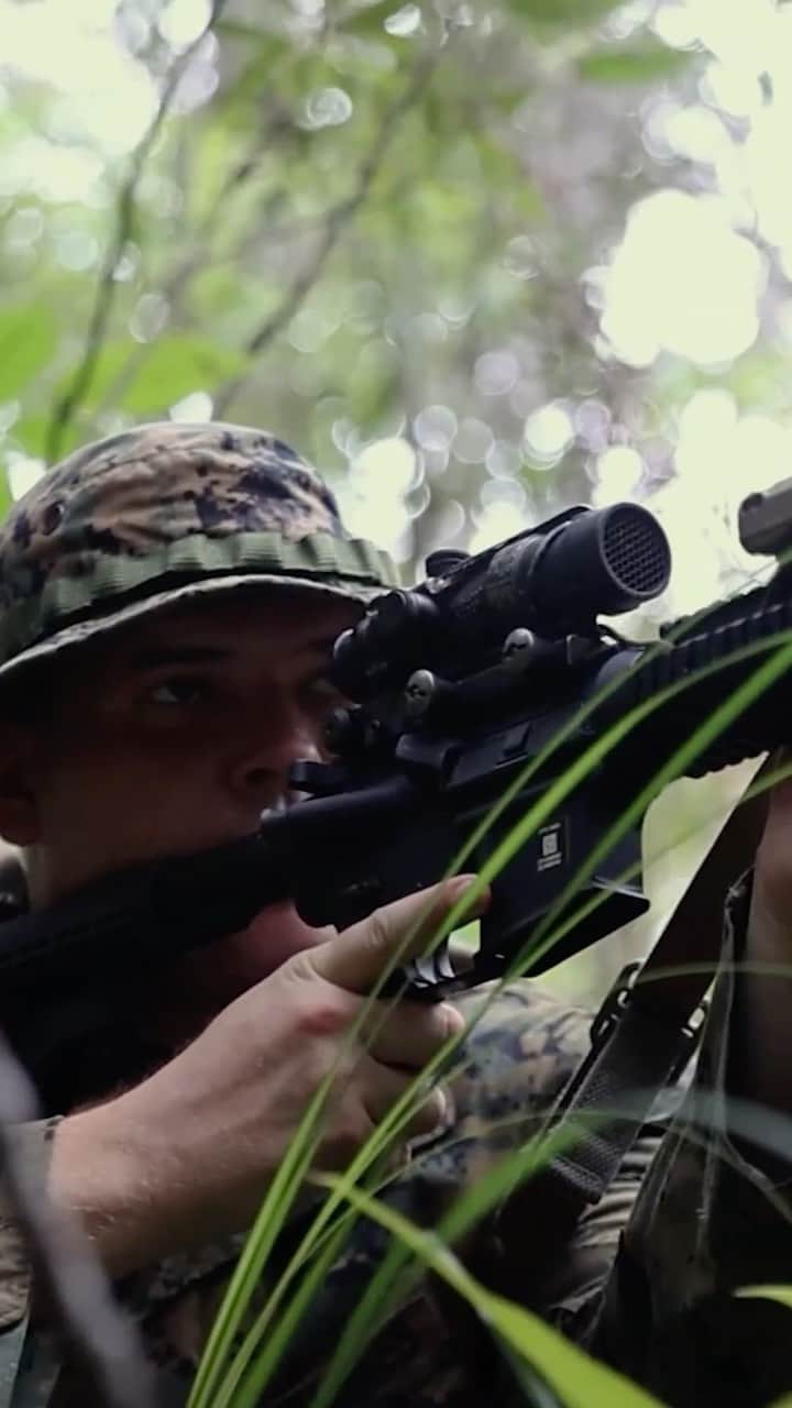 アメリカ海兵隊のインスタグラム：「"Every Marine a Rifleman"  📍 Okinawa, Japan (July 28, 2023)  #Marines with @3dmardiv conduct Exercise Samurai 23-3.  The exercise establishes tactical proficiency and lethality, increasing #3dMarDiv’s capability to operate in a distributed environment across the Indo-Pacific region.   📷 (U.S. Marine Corps video by Cpl. Israel Sheber)」