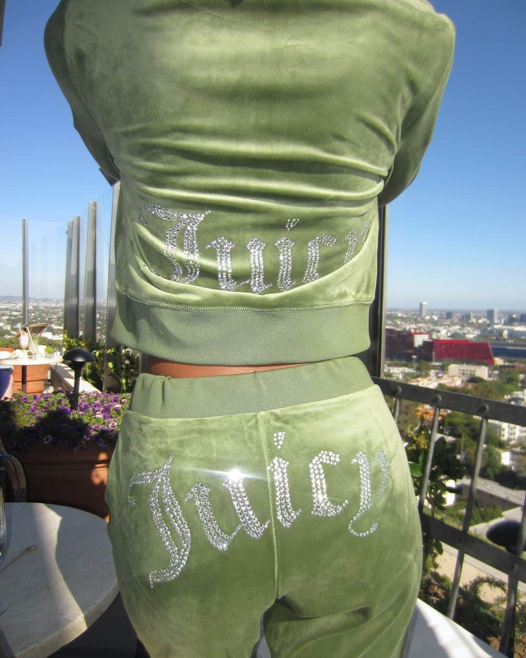 ジューシークチュールのインスタグラム：「They say to drink your greens but we prefer to wear them 💚 #JuicyCouture」