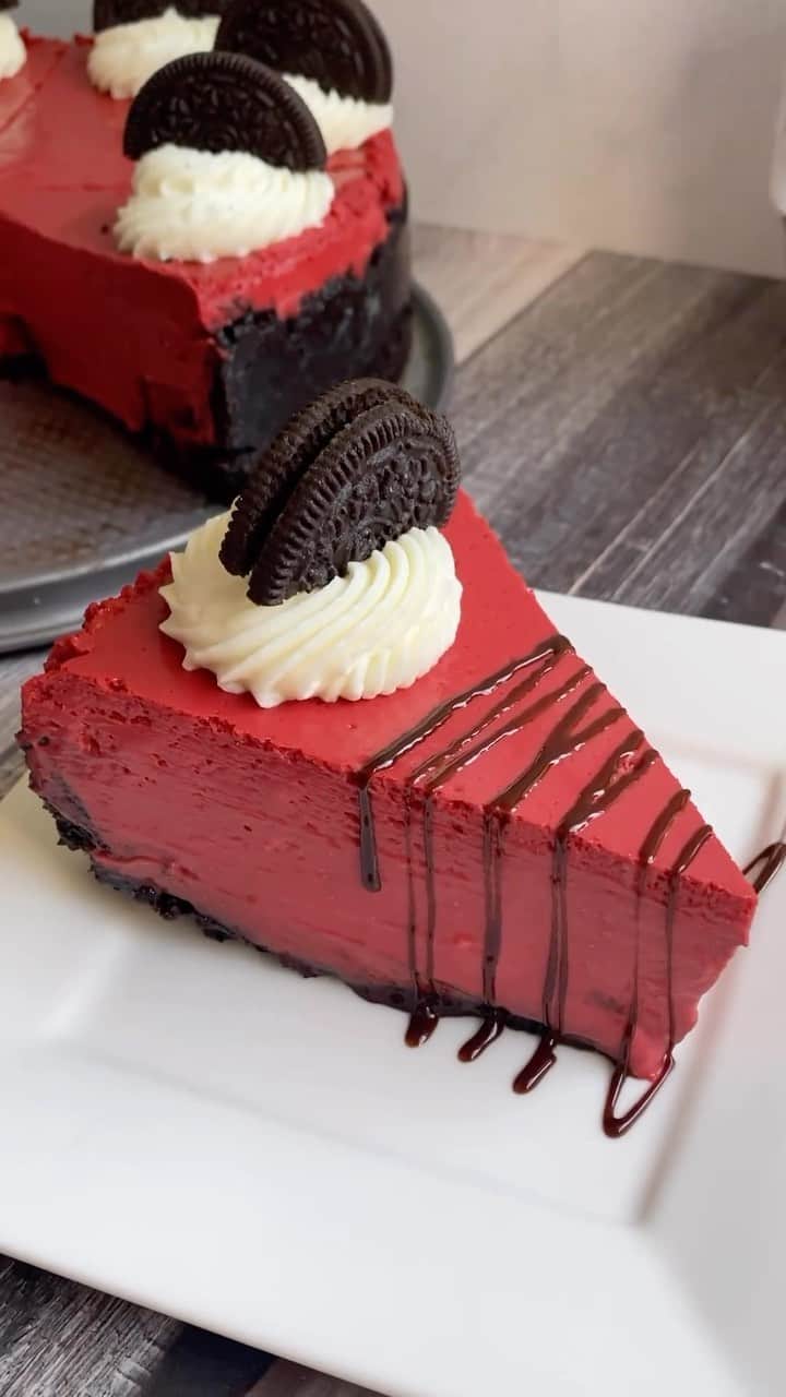 OREOのインスタグラム：「Red Velvet OREO Cheesecake. No further explanation needed 😮‍💨  📸: @soflofooodie」