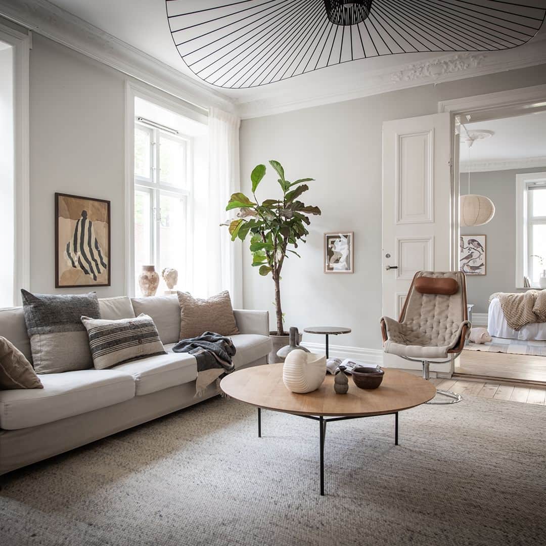 Bjurforsのインスタグラム：「Bjurfors Century presenterar en spatiös sekelskiftesvåning högt upp på Nordhemsgatan med luftiga rum och ljust gavelläge 🤍  Nordhemsgatan 68 | 3 ROK. Foto: @mariasahlander  Styling: @nouvel.interior  #bjurforscentury #mäklarejonasrutberg #brädgolv #designklassiker #rumifil #turnofthecentury」