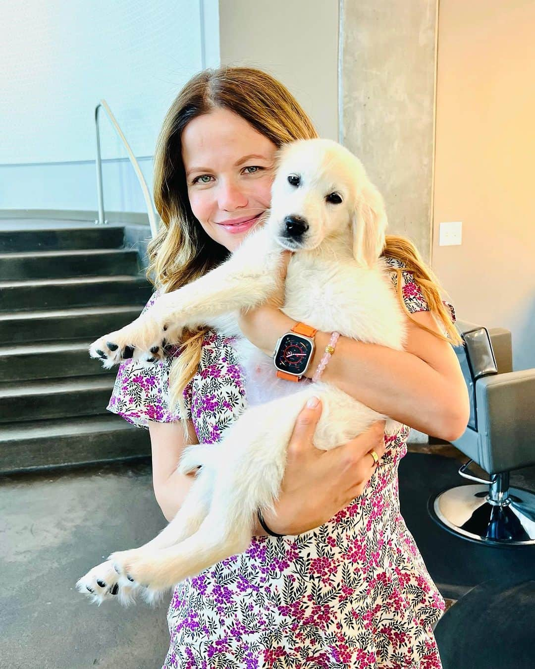 タミン・サーソクのインスタグラム：「WELCOME TO THE FAMILY SADIE SURSOK!   Introducing you to my Instagram family. They will love you like we do ❤️  After the recent loss of our last doggie (we had 4 at one point) we were heartbroken. Our family’s anxiety spiked, the kids were moody and I had bouts of crying spells.   I’m a big believer in the universe, God, whatever you call your higher power, leading the way and recently we were lead to Sadie.   Two weeks ago we got a call about a pup that hadn’t found a family yet and was getting bigger. We felt in our hearts she was ours.   From the first second we saw her we knew she had chosen to be part of our family.   I’ve never seen my kids happier. We feel calm, connected and are having so much fun.   Get ready for some puppy spam because I won’t be able to help myself 😂   Dogs are really a man’s best friend. We are so honored to have her in our lives.   Please say a warm welcome to Sadie, my beautiful instgram family! 👇🏻👇🏻👇🏻👇🏻 #puppy #goldenretriever #goldenpuppy #dogsofinstagram」