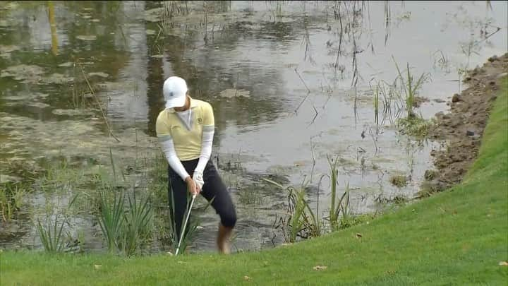 クララ・スピルコバのインスタグラム：「Shoes & socks off!! 👟🧦💦   @spilkovaklara with the recovery shot of the season on the way to winning the 2022 @kpmgwomensopen 🏆😅  #RaiseOurGame | #WIO2023」