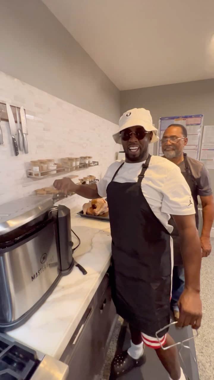 ディディのインスタグラム：「On this episode of cooking with LOVE we have DEEP FRIED TURKEY & FRIED CATFISH!🔥🔥and I have special treat! I’m previewing STAY LONG FEAT. @SUMMERWALKER from my new album #THELOVEALBUM #OTG! DEBUTING SEPTEMBER 15TH!!   LOVE🖤🙏🏿💫⚡️✨」