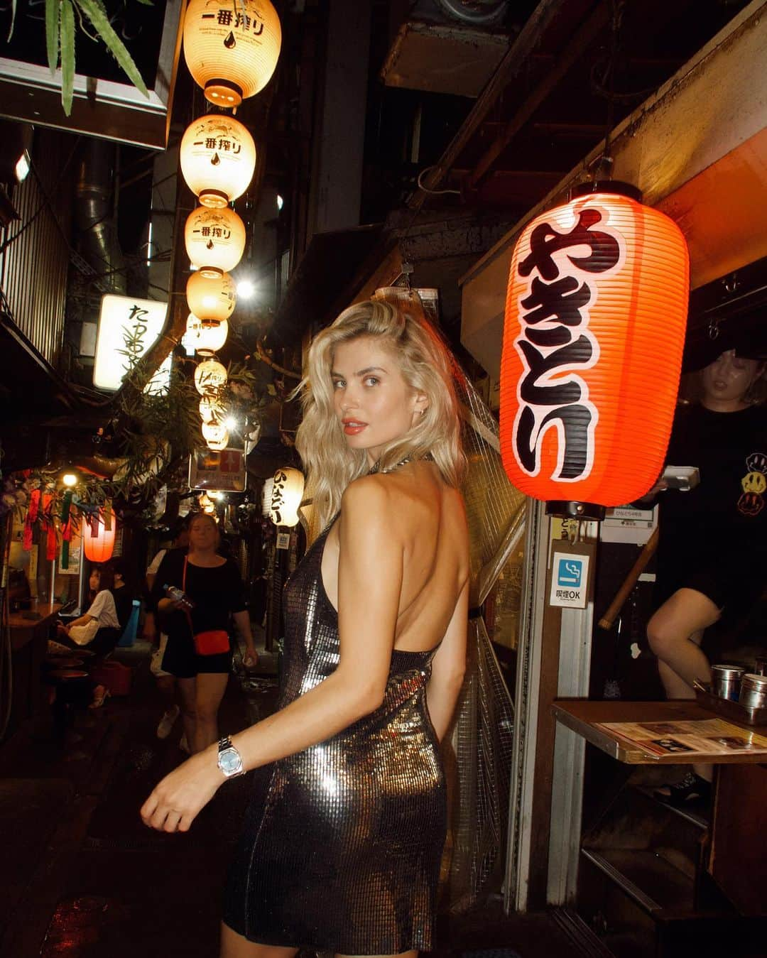 Xenia Adontsのインスタグラム：「I wonder if you know how they live in Tokyo」