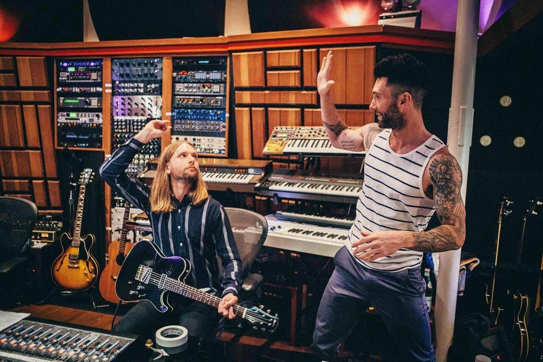 Maroon 5さんのインスタグラム写真 - (Maroon 5Instagram)「“V” was released 9 years ago today! What’s your favorite track on the album?」8月30日 4時29分 - maroon5