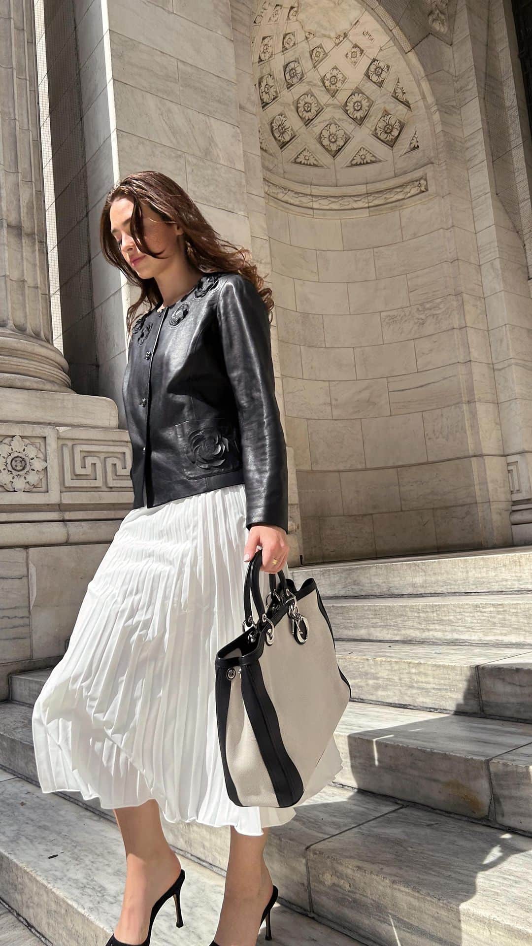 Kelsey Simoneのインスタグラム：「Every girl needs a little camellia  Chanel jacket & Dior tote from @rebagofficial」
