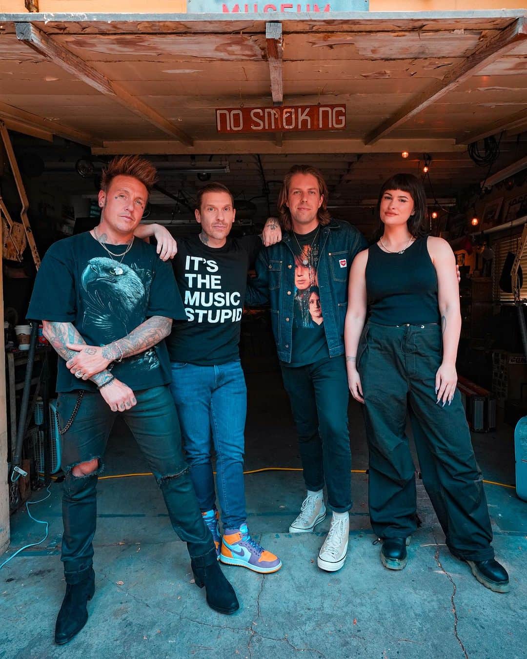 Shinedownさんのインスタグラム写真 - (ShinedownInstagram)「@TheBrentSmith... myself, @jacobyshaddix @courtneylaplante and @mikestringer recently sat down for an in-depth roundtable conversation and spoke candidly about several topics including the upcoming #TheRevolutionsLiveTour.  This is going to be a truly incredible event. Stay tuned for more information… 🎙️🎬  Our U.S. headline tour kicks off September 3rd with the incredible @PapaRoach and @Spiritboxmusic. 🤘 We can’t wait!  📸 @sanjayparikhphoto」8月30日 4時33分 - shinedown