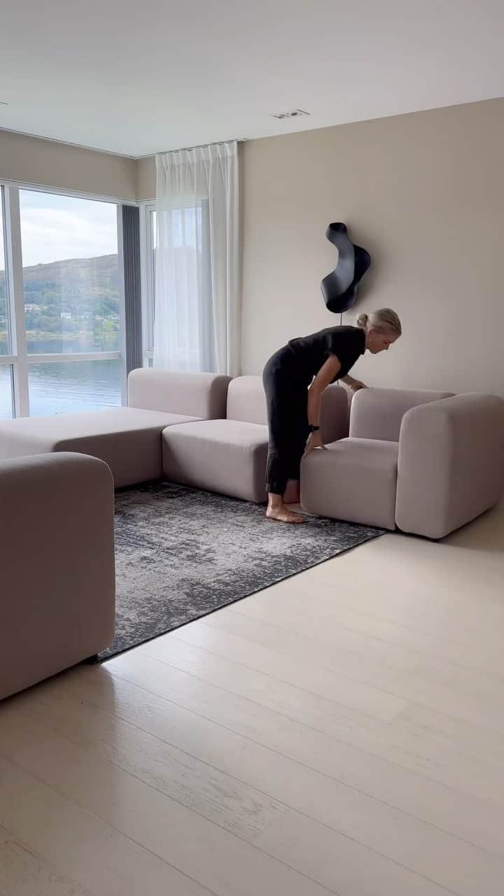 Inger-Lise Lillerovdeのインスタグラム：「Før og etter…!  Følte vi fikk ny stue med bare et nytt element 🙌🏼 Er så syyykt gøy å se hvor lite som faktisk skal til for å fornye et rom! Og nytt gulvteppe har jeg hatt lyst på i åresvis! Og endelig fant jeg det perfekte, og det til en veldig fornuftig pris… så tenker det var verdt å vente på 🤩  Hva likte du best… før eller etter?? _____________________________________________________ #teppe #stue #stuen #tepper #mylvngrm #aesthetic #ａｅｓｔｈｅｔｉｃ #beigehome #interiør #interiørinspirasjon #interiørdesigner #interiordesign #interiorreels #myhomevibe #howihome #currenthomeview livingroom #home #hjem」