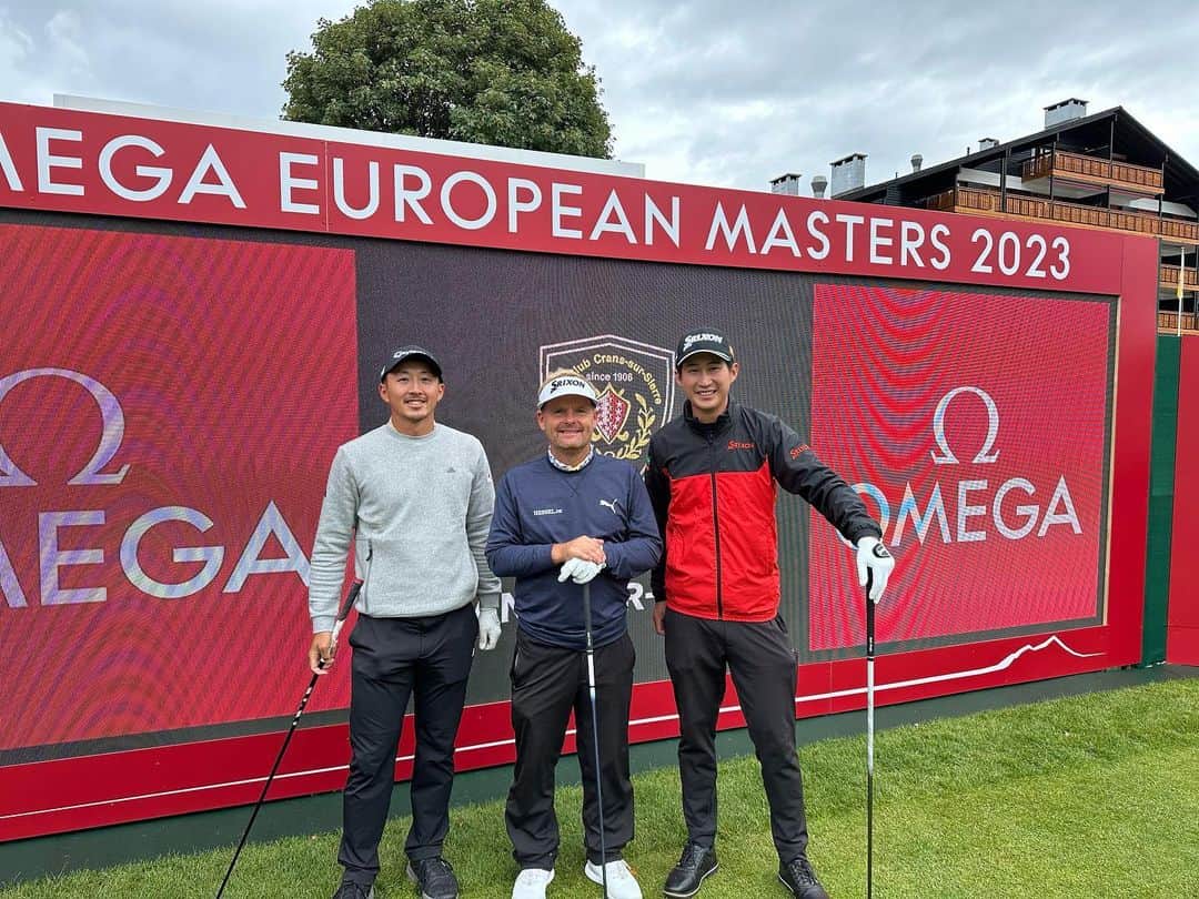 のインスタグラム：「スイス🇨🇭モンタナ⛳️  今日はワールドカップチャンプのケルドセン先輩と😆 朝の気温は3°笑🥶 標高1500メートルで雲が目線上にあって幻想的☁️🏔️  #スイス #アルプス #水美味しい」