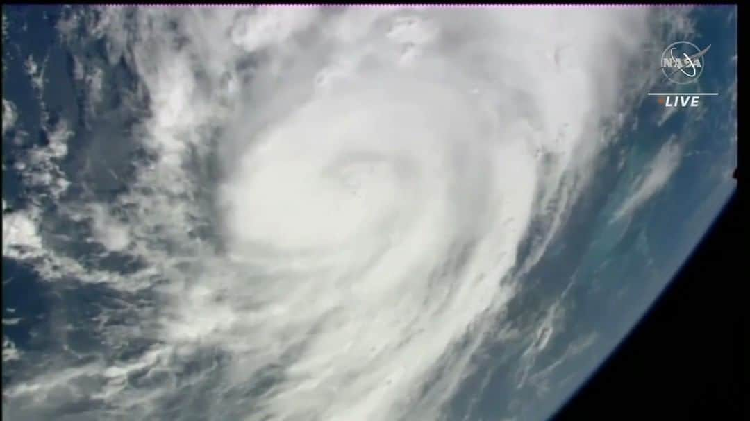 国際宇宙ステーションのインスタグラム：「Hurricane season is here... 🌀 The space station orbited above Hurricane Idalia in the Gulf of Mexico on Tuesday morning and provided these views as the storm was heading toward the west coast of Florida.  #nasa #earth #hurricane #idalia #storm #gulfofmexico #florida」