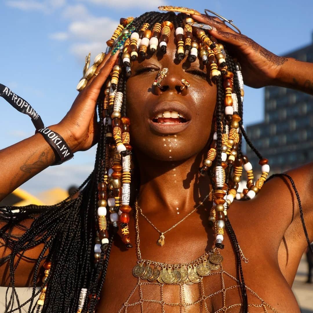 Vogue Beautyさんのインスタグラム写真 - (Vogue BeautyInstagram)「As seen at Afropunk. This year, festival attendees leaned into the drama and weren't afraid to accessorize. Afropunk truly shows the versatility and range of Black style, expressed not only in the clothing but also in beauty and energy. As a crochet designer, Jhé put it, “I wanna give the people what they give me.”  Tap the link in our bio for a closer look inside this year's festival.」8月30日 4時58分 - voguebeauty