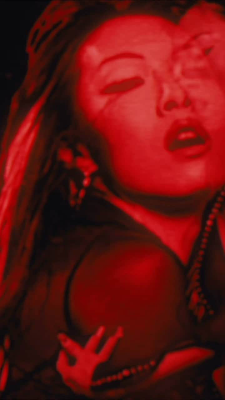 リナ・サワヤマのインスタグラム：「“This Hell (Reloaded Visualiser)” from the Hold The Girl: Reloaded tour is up now ! Let’s go girls 🔥🐎」