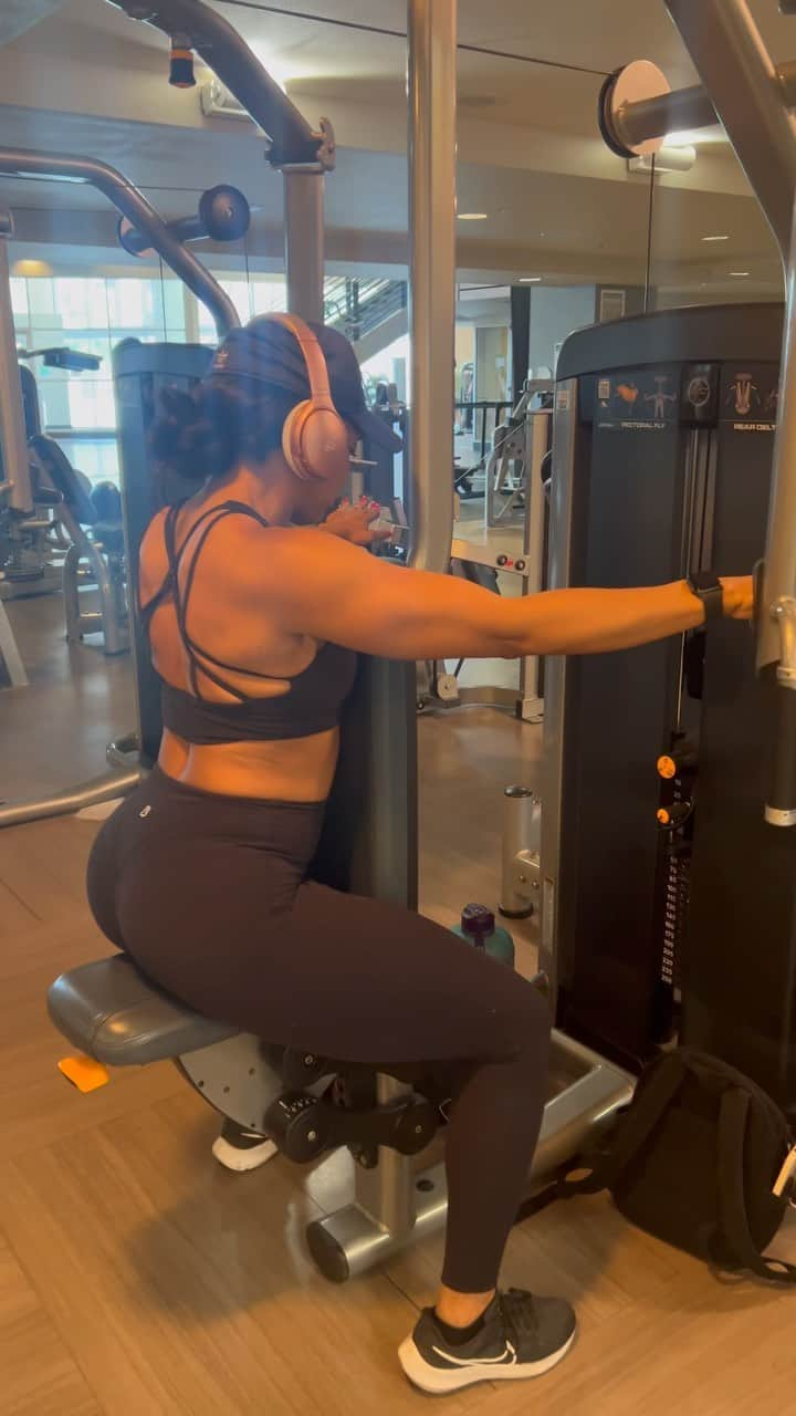 ティファニー・ハインズのインスタグラム：「There’s only 4 more weeks left in the 12 week fitness challenge! We are in the home stretch! Here’s a peek at Friday’s workout. Let’s go #tiffersarmy #wegotthis   Prone Hamstring Curls Narrow row machine Face pulls Lat Pull-down  Kettlebell front raise  DB Shoulder Around the World  Rear Delt Machine   #fitnesschallenge #healthandwellness #gymgirl #workoutoftheday #workout #fitness #health #12weekchallenge」