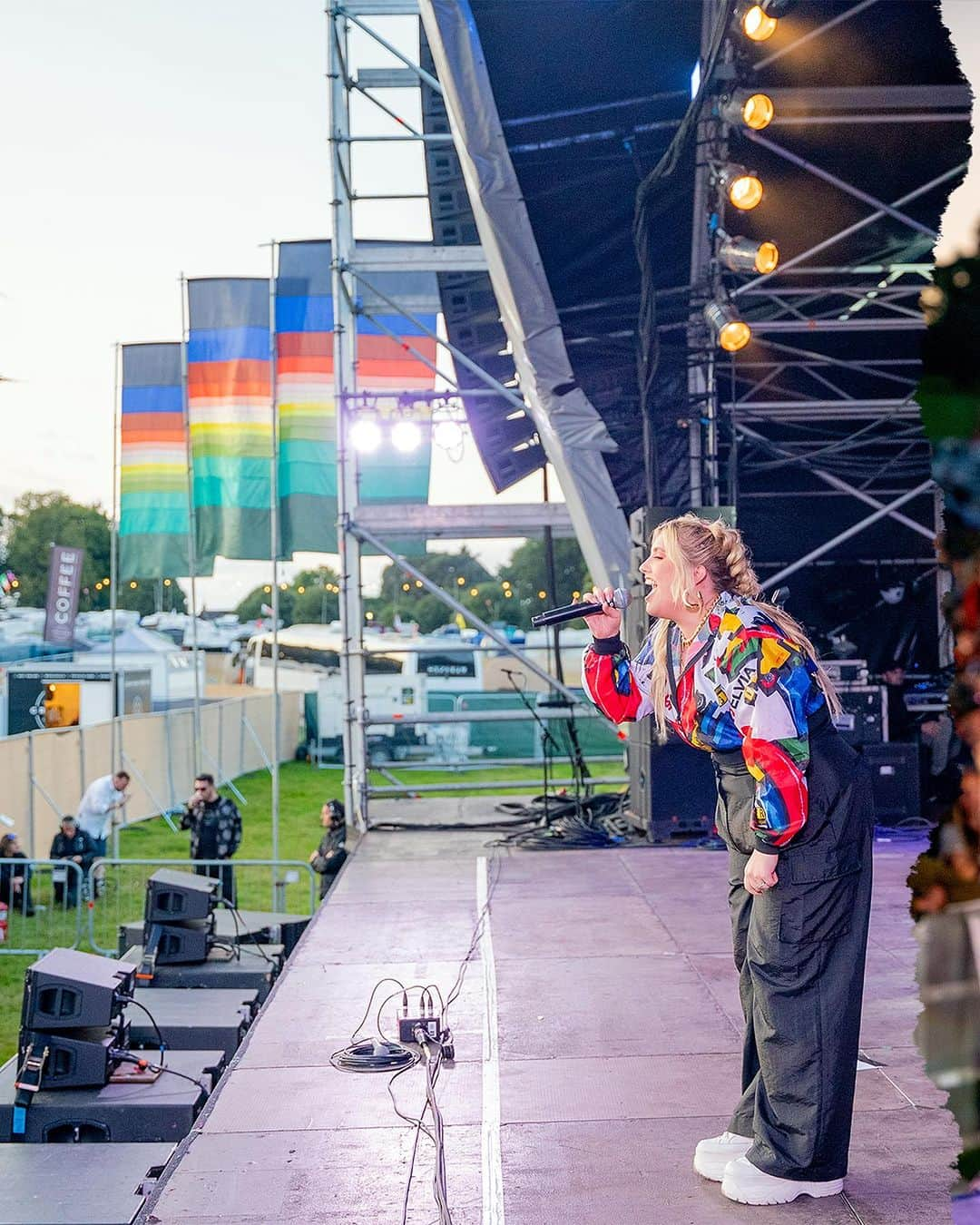 エラ・ヘンダーソンのインスタグラム：「Gone Wild Fest… you guys were wild!! Thank you for such a fun day, all your lovely signs, and coming down to meet me after the show! Hope you had a fab bank holly weekend 🤪💖 @gonewildfestival  E x x  Band: @aidangloverkeys  @lukeharrisdrummer  @diegorodriguez8  @billyplaysguitar   BV’s: @hedaramusic  @izzychaseuk   HMU @rebeccamakeupandhair   @septembertwentytwojewellery   #livemusic #festivalseason #gonewildfestival」