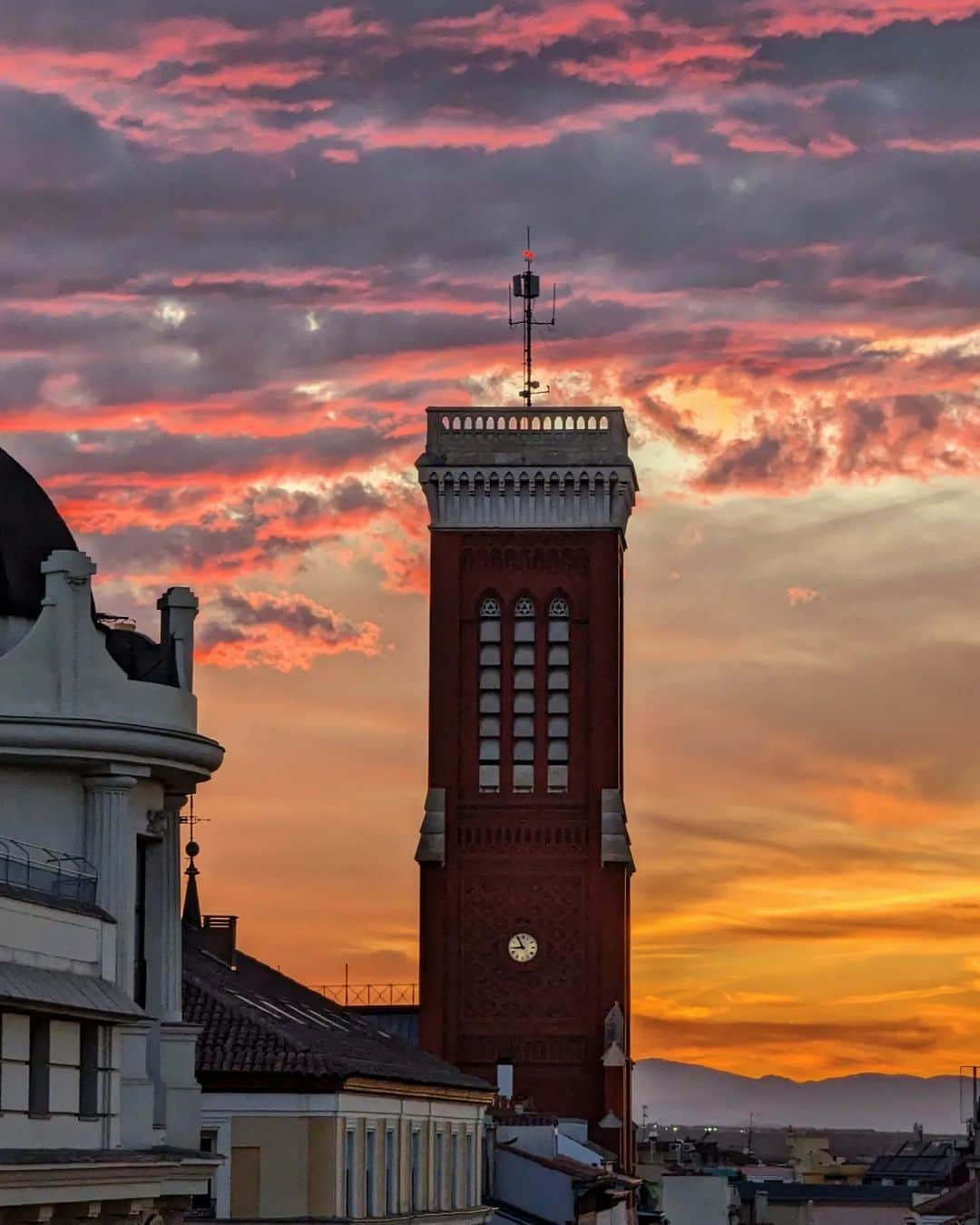 Guido Gutiérrez Ruizさんのインスタグラム写真 - (Guido Gutiérrez RuizInstagram)「Madrid bajo su cielo • #Madrid under its sky. #Guigurui」8月30日 5時25分 - guigurui