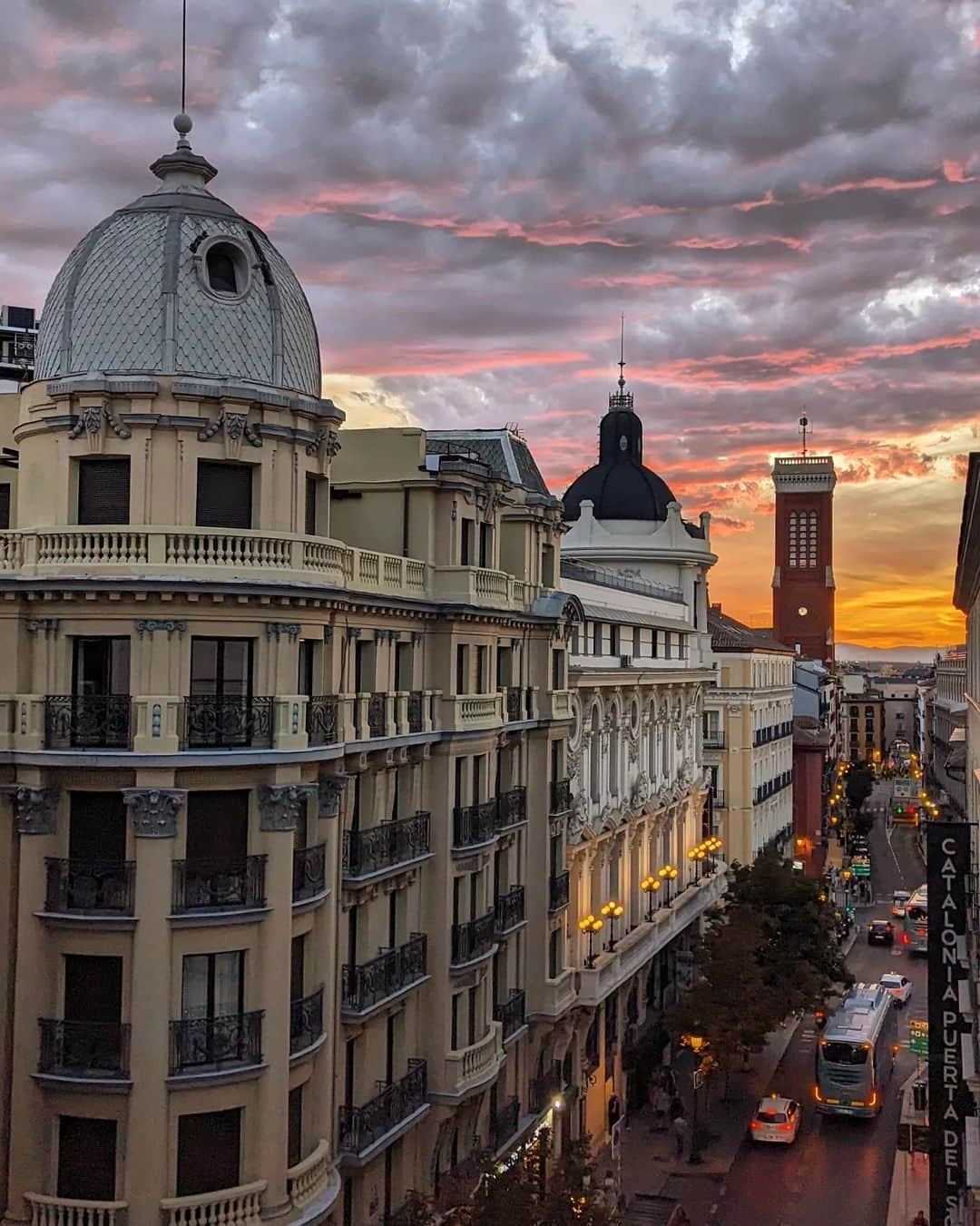 Guido Gutiérrez Ruizさんのインスタグラム写真 - (Guido Gutiérrez RuizInstagram)「Madrid bajo su cielo • #Madrid under its sky. #Guigurui」8月30日 5時25分 - guigurui