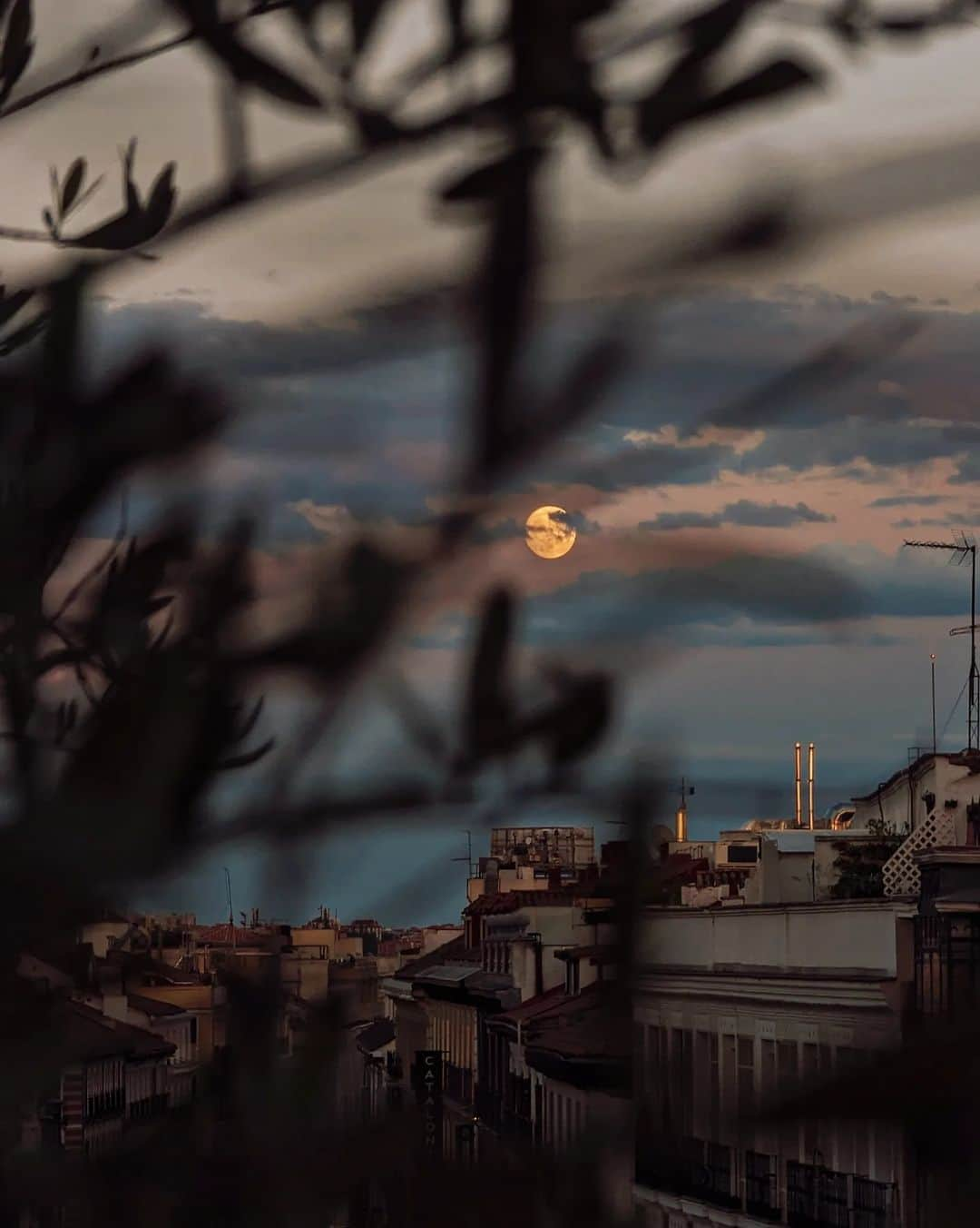 Guido Gutiérrez Ruizさんのインスタグラム写真 - (Guido Gutiérrez RuizInstagram)「Madrid bajo su cielo • #Madrid under its sky. #Guigurui」8月30日 5時25分 - guigurui