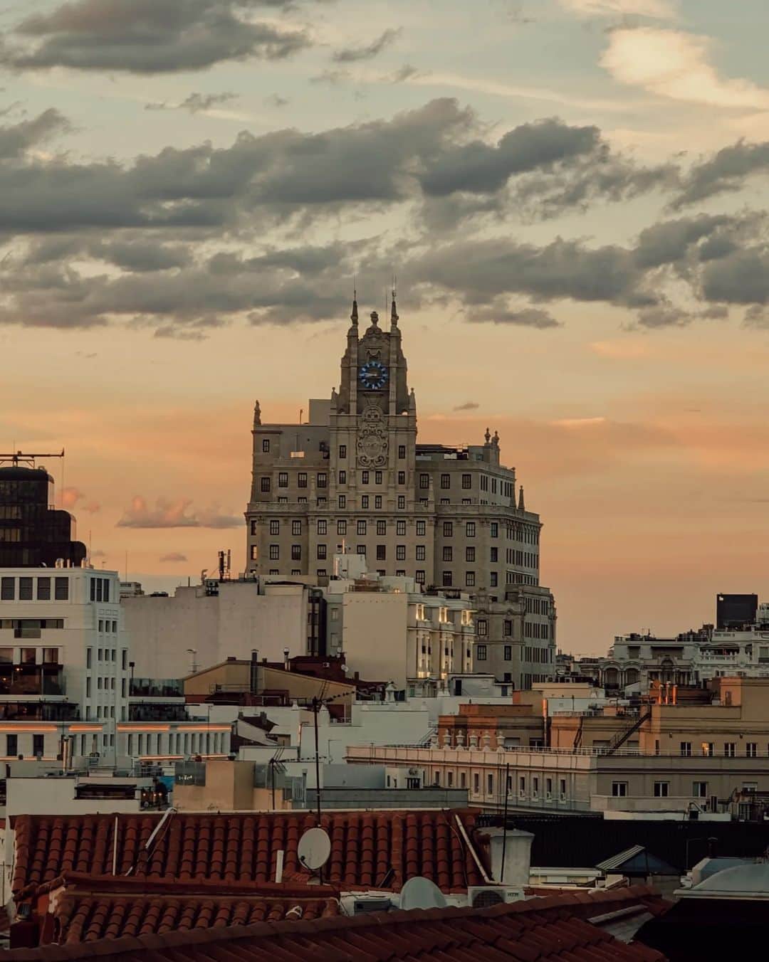 Guido Gutiérrez Ruizさんのインスタグラム写真 - (Guido Gutiérrez RuizInstagram)「Madrid bajo su cielo • #Madrid under its sky. #Guigurui」8月30日 5時25分 - guigurui