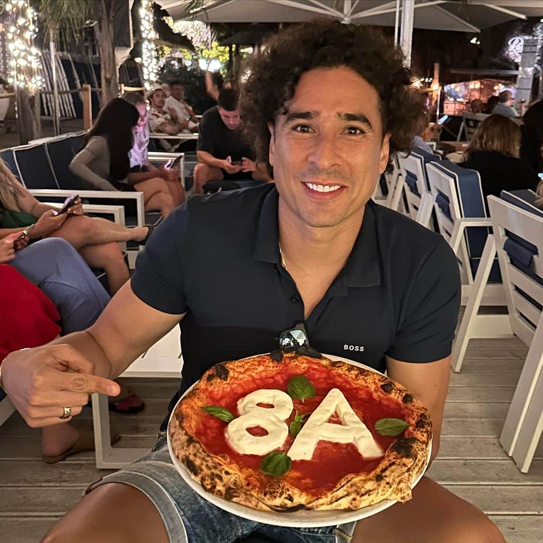 ギジェルモ・オチョアさんのインスタグラム写真 - (ギジェルモ・オチョアInstagram)「Pizza time! 😎」8月30日 5時31分 - yosoy8a