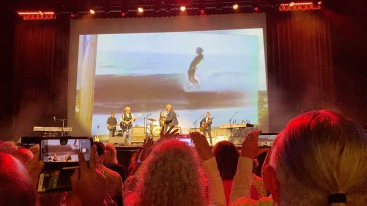 フレッド・アーミセンのインスタグラム：「@americaband in Los Angeles. This song and those films on that screen in a screen is how I think of California. The main inspiration for The Blue Jean Committee.」