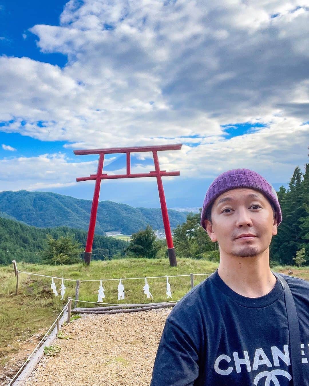 SHOCK EYEさんのインスタグラム写真 - (SHOCK EYEInstagram)「夏の雲に少し顔を隠した富士山をのぞむ遥拝所🗻🙏✨⛩️  これはこれで景色に表情があって、なんだか好きだなあ。  #天空の鳥居 #富士山遥拝所 #河口浅間神社 #mtfuji」8月30日 5時47分 - shockeye_official
