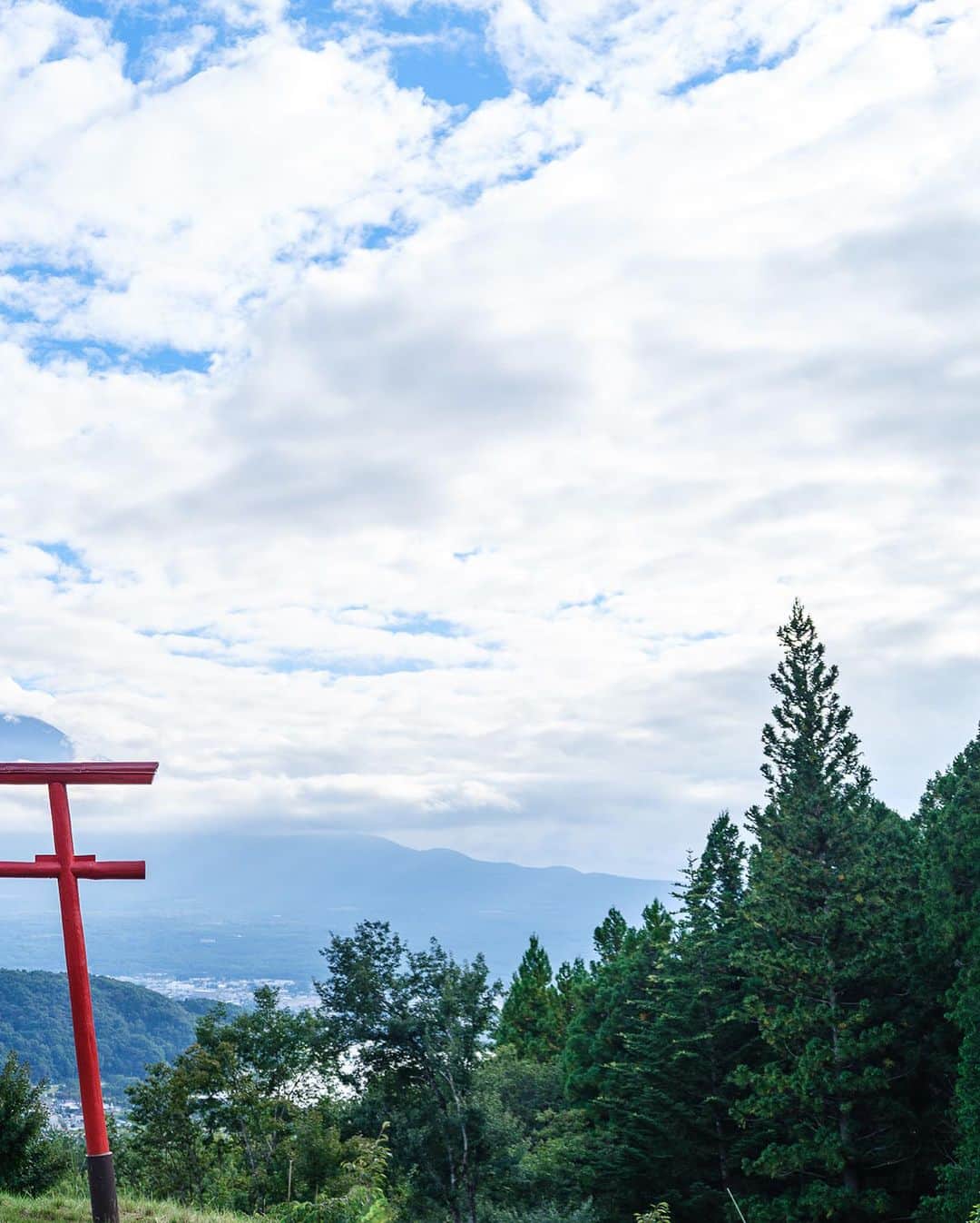 SHOCK EYEさんのインスタグラム写真 - (SHOCK EYEInstagram)「夏の雲に少し顔を隠した富士山をのぞむ遥拝所🗻🙏✨⛩️  これはこれで景色に表情があって、なんだか好きだなあ。  #天空の鳥居 #富士山遥拝所 #河口浅間神社 #mtfuji」8月30日 5時47分 - shockeye_official