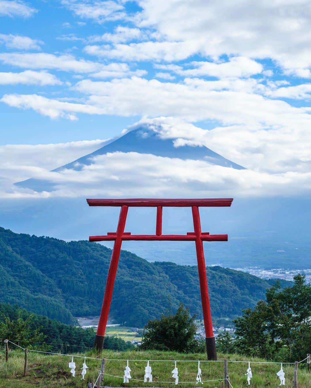 SHOCK EYEのインスタグラム：「夏の雲に少し顔を隠した富士山をのぞむ遥拝所🗻🙏✨⛩️  これはこれで景色に表情があって、なんだか好きだなあ。  #天空の鳥居 #富士山遥拝所 #河口浅間神社 #mtfuji」