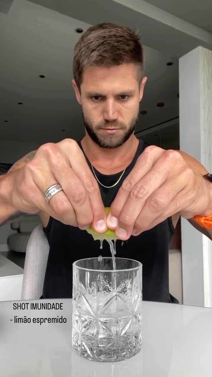Jonas Sulzbachのインスタグラム：「Shot imunidade 🍋 delícia!!!」