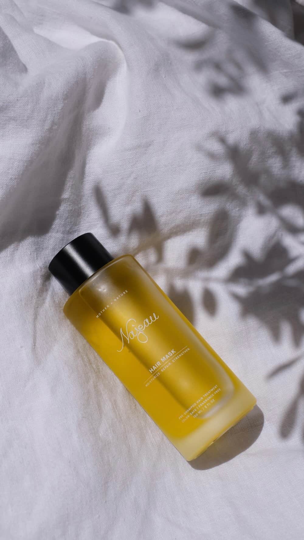 オレーシャ・ルーリンのインスタグラム：「Great hair starts at the scalp. That’s why I love @mynajeau and have been blown away by my results since buying my first bottle of the follicle oil. I’ve noticed healthier, fuller, stronger hair, as well as a new growth. If you’re in the market, finding a product that will help nourish your hair and your scalp @mynajeau is the line of products for you.   * Sidenote, I walked into a piece of construction material at our house. That is why my chin and my lip have cuts on them. I’m healing. I’m using the incredible line of products from @linnebotanicals and shouldn’t  have any scarring. (Although right now it does looksa little scary.)」