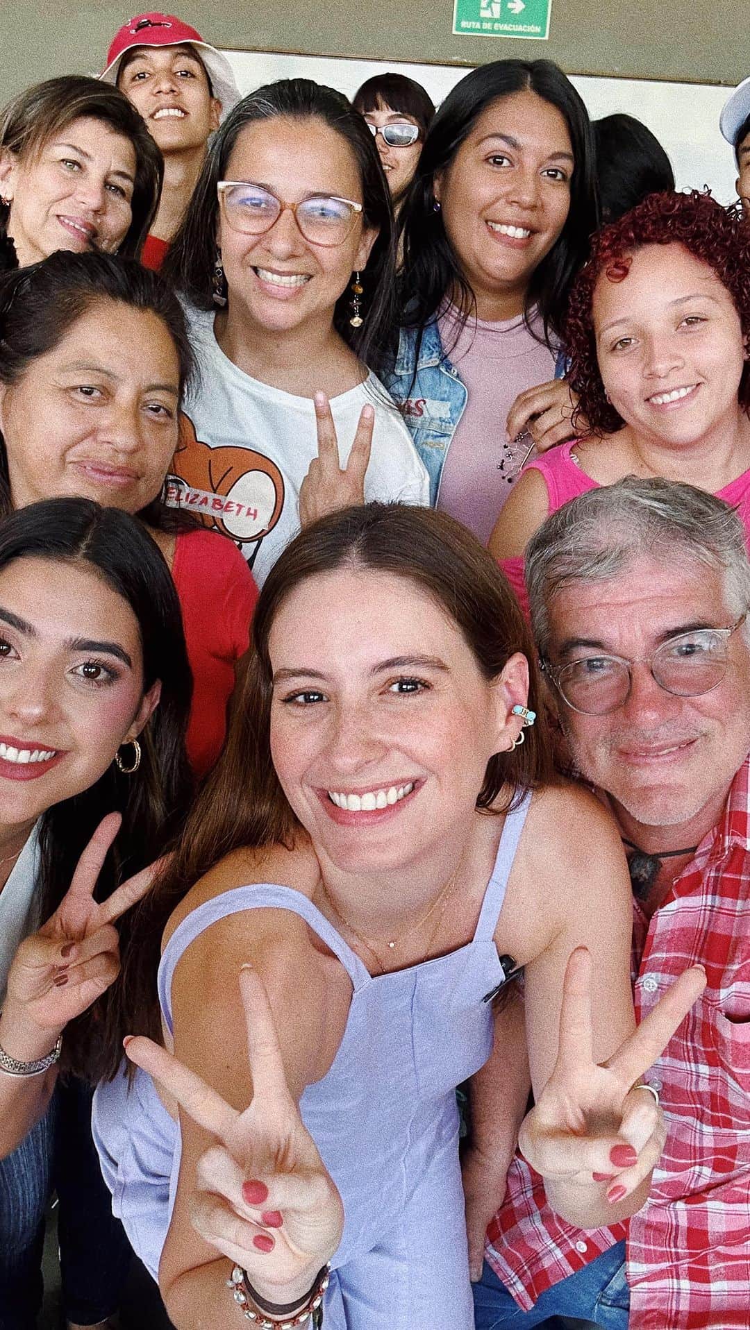 タリアナ・バルガスのインスタグラム：「Taller Marketing digital en la era de la hiper conectividad. Bienvenidos a la comuna 1 de Cali y sus emprendedores. Gracias @mariairagorri por tu compañía @fcasaenelarbol  @ayudaenaccionco」