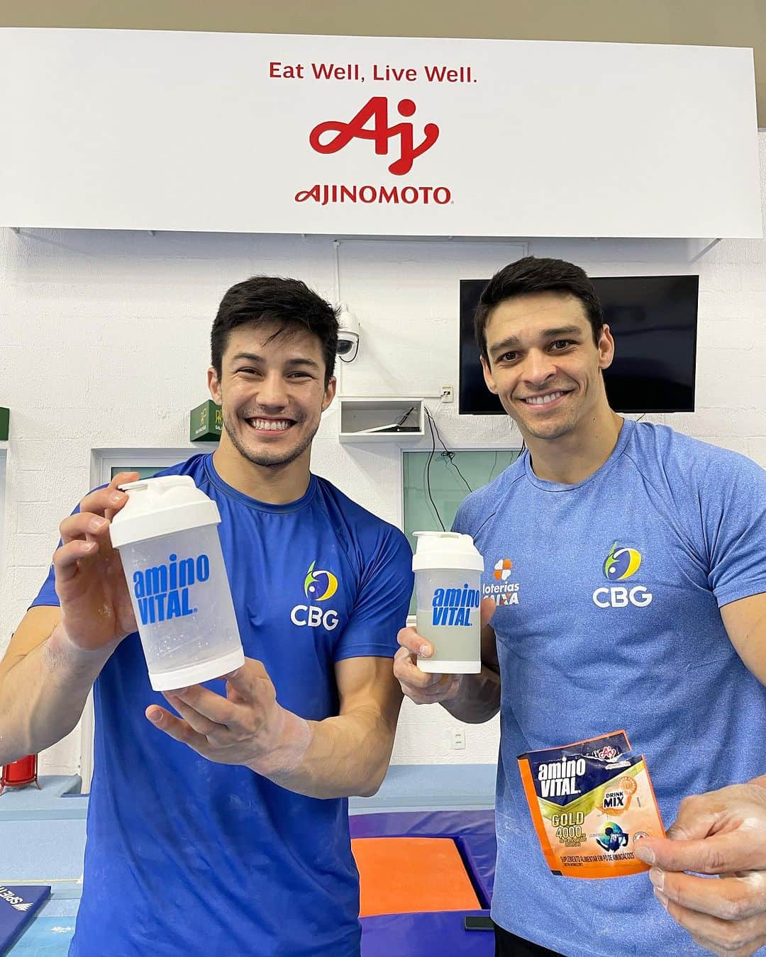アルトゥール・オヤカワ・マリアノのインスタグラム：「Team Ajinomoto ☄️ @aminovitalbrasil  @chicobarrettojr  . . 🇧🇷 #aminoacidos #aminovital #ajinomoto #gymnastics」