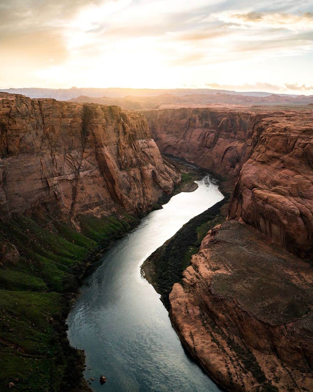 クリス・バーカードのインスタグラム：「You'll find many incredible destinations around the world that have a hero shot, in this case being a wide angle of the Colorado River flowing in a classic U-shape, better known as horseshoe bend. While those angles are beautiful and well known for a reason, I think it's important to appreciate the finer details and sometimes unseen qualities within a landscape. If you slow down and spend a little time with a place, sounds, wildlife, and different shades of light might dance in front of you… a silver lining of sorts that is worth capturing  @sonyalpha A7r4 + 16-35 f2.8」
