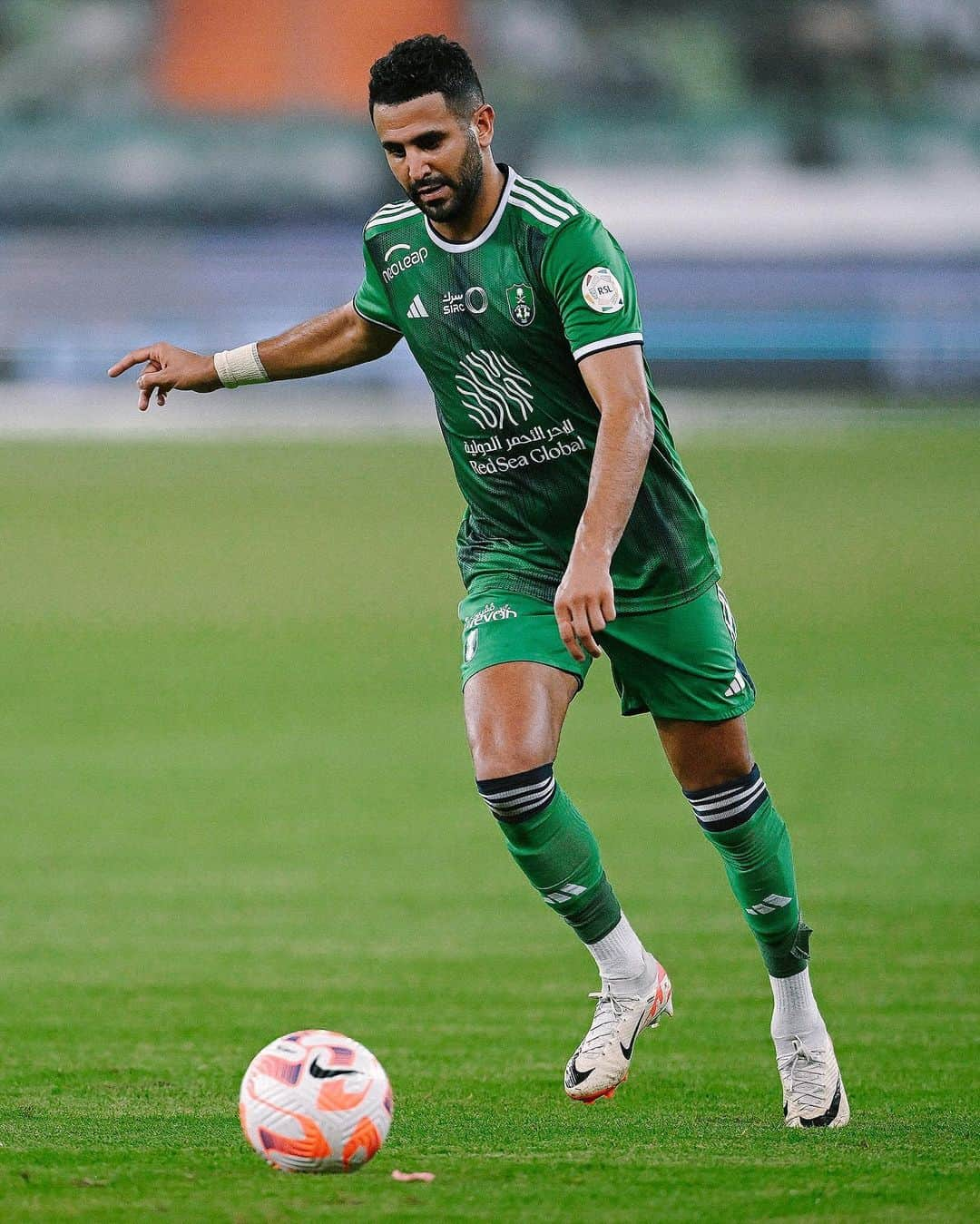 リヤド・マフレズさんのインスタグラム写真 - (リヤド・マフレズInstagram)「Another goal, another assist but most importantly another victory 💚 we keep going strong 🔥 @alahliclub.sa」8月30日 6時08分 - riyadmahrez26.7