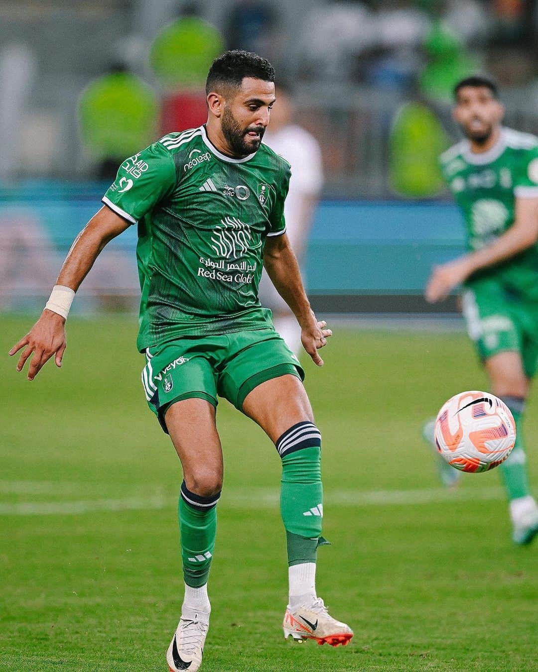 リヤド・マフレズのインスタグラム：「Another goal, another assist but most importantly another victory 💚 we keep going strong 🔥 @alahliclub.sa」