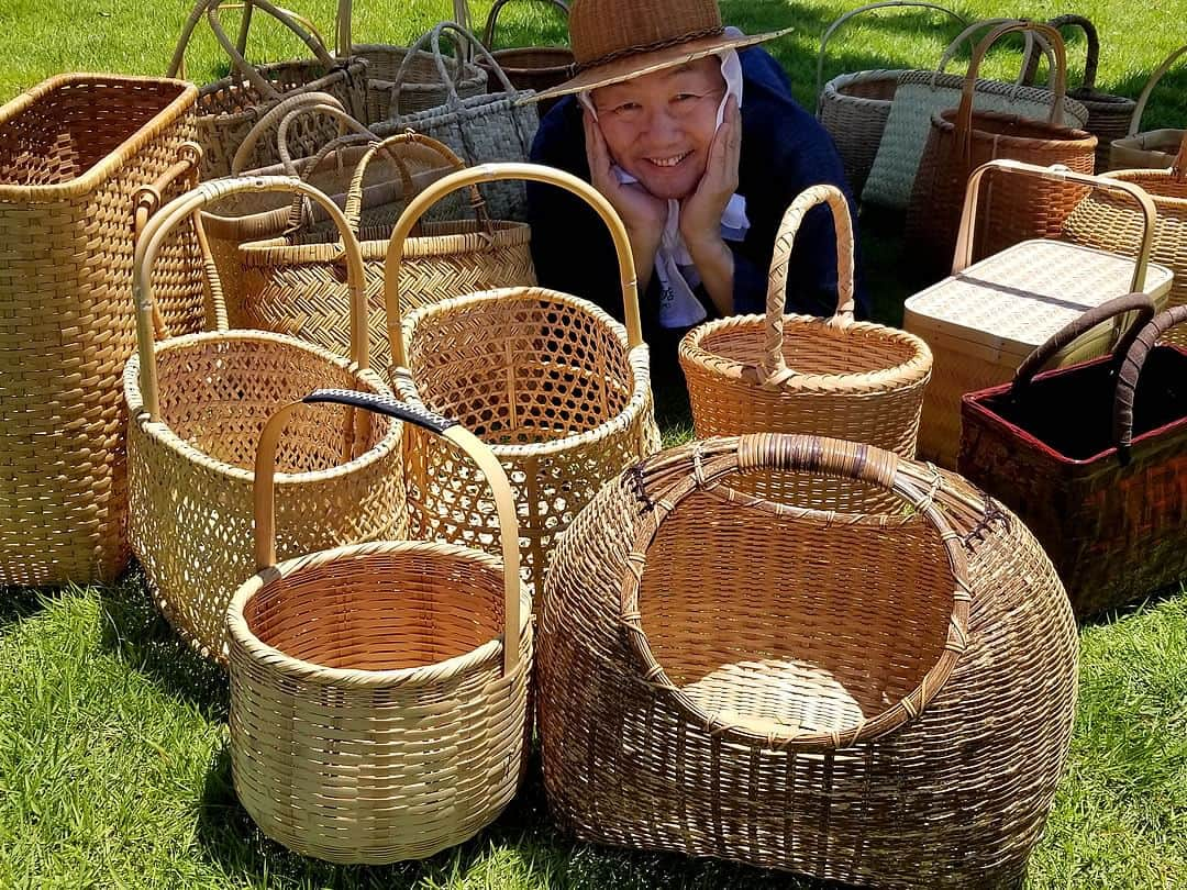 竹虎さんのインスタグラム写真 - (竹虎Instagram)「夏の竹手提げ籠は、だいたい白竹と相場は決まっていたが、今ではそんな事を言う人も少なくなった。価値感の多様化だろうか？しかし、自分の場合は車に載せて常に使えるようにしてある手提げ籠は、白竹やスズ竹で編んだ少し大振りなものが多い。 . 経年変色の素晴らしい磨き細工は、繊細な編み込みで意外と小さなサイズのものが中心だ。名人と呼び声の高かった職人の手提げ籠も、手放す事ができず手元にあるけれど、自分が普段使いするには少し華奢な感じがする。 . 実は虎竹も真竹と同じくらいの大きさとは言いながら、太い竹材は近年特に少ない。その上、色づきが良くないと製品にはならないので、男性向きの幅広のフレームが入るような竹手提げ籠は、いつも竹材がネックになって実現しないから、かなりレアなのだ。 . その点、スズ竹はボールペンほどの細い素材でありながら、しなりがあり非常に堅牢でもあるので、重たい荷物を入れて持ち運ぶ築地や豊洲市場の板前さんにも愛されるタフな手提げ籠となる。開花で竹材不足が続いており、たまに出来あがってくる竹肌も本調子ではないが、一日も早い竹林の復活が期待されている。 . 「一生使える竹のマイバスケット」なんてスゴイと思われた方、竹籠は一生どころからお子様にまで譲れる丈夫さだ。だたし、使い方によっては傷んだり、壊れたりもするので、その都度修理は必要となる。それでも、たとえ海外製であっても、使うほどに愛着の増す竹細工は捨てられない。大事に手直しすれば新品のようになるから、又楽しくお使いいただけるのです。 . #竹虎 #虎斑竹専門店竹虎 #山岸竹材店 #竹虎四代目 #TAKETORA #竹製品 #竹細工 #竹工芸 #竹 #市場籠 #経年変色 #basket #japan #bag #bamboo #bamboocraft #昭和の手提げ籠 #かご #かごバッグ #籠 #エコバッグ #バスケット #真竹 #手提げ籠 #竹のある暮らし #磨きの手提籠 #買い物 #コンビニ籠 #スーパー籠 #手提げ籠バッグ」8月30日 6時11分 - taketora1894