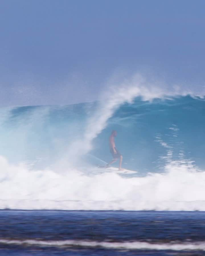 ジュリアン・ウィルソンのインスタグラム：「What a day this was! Trade offs with the goat of Cloudy @_veet_  @rivvia.projects  @oakley  @sunbum  @fcs_surf  @jsindustries1 📹 @jimmylees」