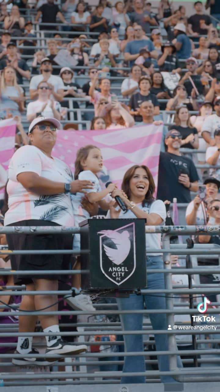 エヴァ・ロンゴリアのインスタグラム：「What an unforgettable day! 💫 @evalongoria’s first ACFC match was a huge win, on and off the field.」