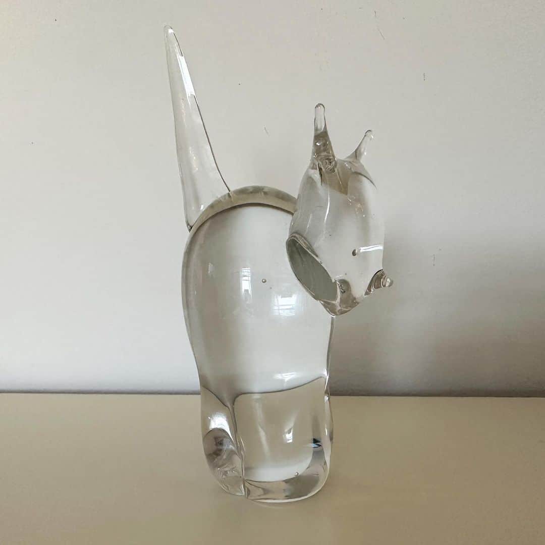 のインスタグラム：「Thank you so much Paula, @kingpopothecat for sending me this beautiful little kitty in remembrance of Lou. It’s so beautiful in the light. Thank you for thinking of me and Lou.」