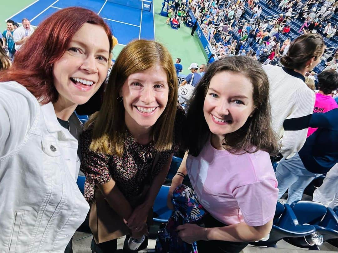 キャリー・プレストンのインスタグラム：「So fun experiencing the #USOpen for the first time ever with these awesome women. Congrats to @stefanostsitsipas98 and @carowozniacki on their wins!  🎾💚」