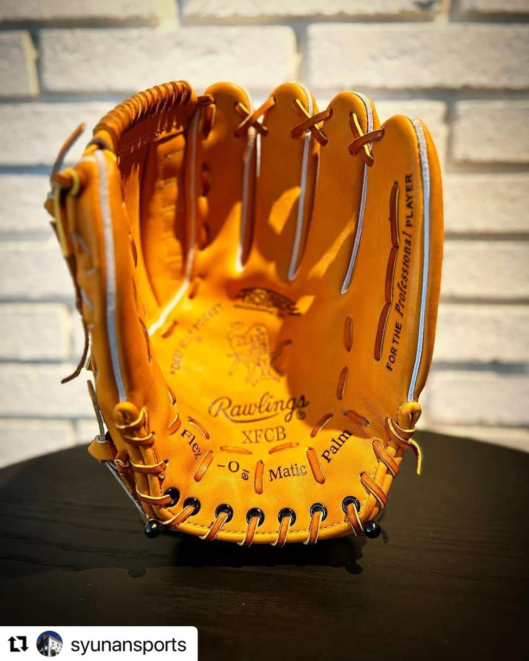 Rawlings Japanさんのインスタグラム写真 - (Rawlings JapanInstagram)「#Repost @syunansports with @use.repost ・・・ ･ Rawlingsから限定レア軟式グラブが入荷‼️  RAWLINGS HISTORY GLOVEと題したこの商品。  1970年代にNPBで活躍し人気を博した選手のモデルが復刻版として登場！ 野球マニア必見なグラブたちです！  画像2~4枚目はオリオンズで活躍した“マサカリ投法”村田兆治氏のモデル🪓 ファストバックと独特のウェブが特徴です⚾️  画像5~6枚目はドラゴンズで活躍し、監督としても手腕を発揮した“闘将”星野仙一氏のモデル🐉 ウィングチップが特徴です👑  そして7,8枚目はジャイアンツで国民的人気を博しプロ野球を人気スポーツにした、“ミスター”長嶋茂雄氏のモデルです🐰 この頃もバスケットウェブは人気でした✨  現品限りです！ 往年のスター選手気分を味わってみては？  #rawlings #history #glove #村田兆治 さん #マサカリ #星野仙一 さん #闘将 #長嶋茂雄 さん #ミスター  #復刻版 #野球 #プロ野球 #オリオンズ #ドラゴンズ #ジャイアンツ  #山口県 #野球ショップ #周南スポーツ #シュースポ @rawlings_japan_llc」8月30日 6時35分 - rawlings_japan_llc