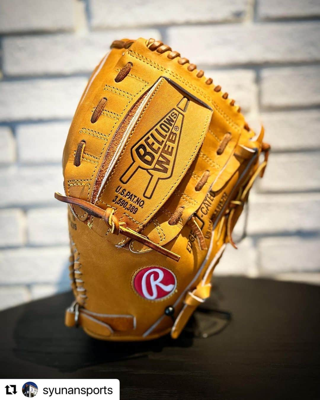 Rawlings Japanさんのインスタグラム写真 - (Rawlings JapanInstagram)「#Repost @syunansports with @use.repost ・・・ ･ Rawlingsから限定レア軟式グラブが入荷‼️  RAWLINGS HISTORY GLOVEと題したこの商品。  1970年代にNPBで活躍し人気を博した選手のモデルが復刻版として登場！ 野球マニア必見なグラブたちです！  画像2~4枚目はオリオンズで活躍した“マサカリ投法”村田兆治氏のモデル🪓 ファストバックと独特のウェブが特徴です⚾️  画像5~6枚目はドラゴンズで活躍し、監督としても手腕を発揮した“闘将”星野仙一氏のモデル🐉 ウィングチップが特徴です👑  そして7,8枚目はジャイアンツで国民的人気を博しプロ野球を人気スポーツにした、“ミスター”長嶋茂雄氏のモデルです🐰 この頃もバスケットウェブは人気でした✨  現品限りです！ 往年のスター選手気分を味わってみては？  #rawlings #history #glove #村田兆治 さん #マサカリ #星野仙一 さん #闘将 #長嶋茂雄 さん #ミスター  #復刻版 #野球 #プロ野球 #オリオンズ #ドラゴンズ #ジャイアンツ  #山口県 #野球ショップ #周南スポーツ #シュースポ @rawlings_japan_llc」8月30日 6時35分 - rawlings_japan_llc