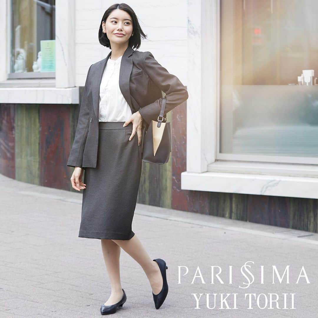 洋服の青山さんのインスタグラム写真 - (洋服の青山Instagram)「. PARISSIMA YUKI TORII  心地よさもシルエットも両立できるスーツを✨  ご紹介する商品以外でも 多数素敵な商品を揃えておりますので 是非チェックしてみてください✨  《 着用商品 》  ◆ PARISSIMA YUKI TORII  ・2ボタンダブルジャケット　20,900円 　（ YJ233090-E ）  ◆ PARISSIMA YUKI TORII  ・タイトスカート　11,000円 　（ YS233090-E ）  ◆ PARISSIMA YUKI TORII  ・V切り替えサテンブラウス　5,830円 　（ YBL23107-12 ）  ------------------------------------------  洋服の青山【@aoyama_ladies】では 「自分らしく働く美しさ」をテーマに 新しいビジネススタイルをご紹介しております✨  商品のご購入は画像内の 商品タグをご覧ください👀♡  ご紹介商品は、一部店舗でのみ 取扱いの場合もございます。 詳細についてはお近くの店舗 もしくはコメント・DMにて お気軽にお問い合わせください💌  ------------------------------------------  #洋服の青山 #遊べる選べるシゴト服 #ビジネスカジュアル #ビジネスコーデ #ビジネススタイル #ビジネスファッション #OLコーデ #キャリアウーマン #お仕事コーデ #通勤コーデ #通勤ファッション #通勤スタイル #大人女子コーデ #大人コーデ #パンツコーデ #スカートコーデ #きれいめファッション #ビジカジコーデ #ジャケット #スカート #ブラウス #YUKITORII #parissimayukitorii」8月30日 17時35分 - aoyama_ladies