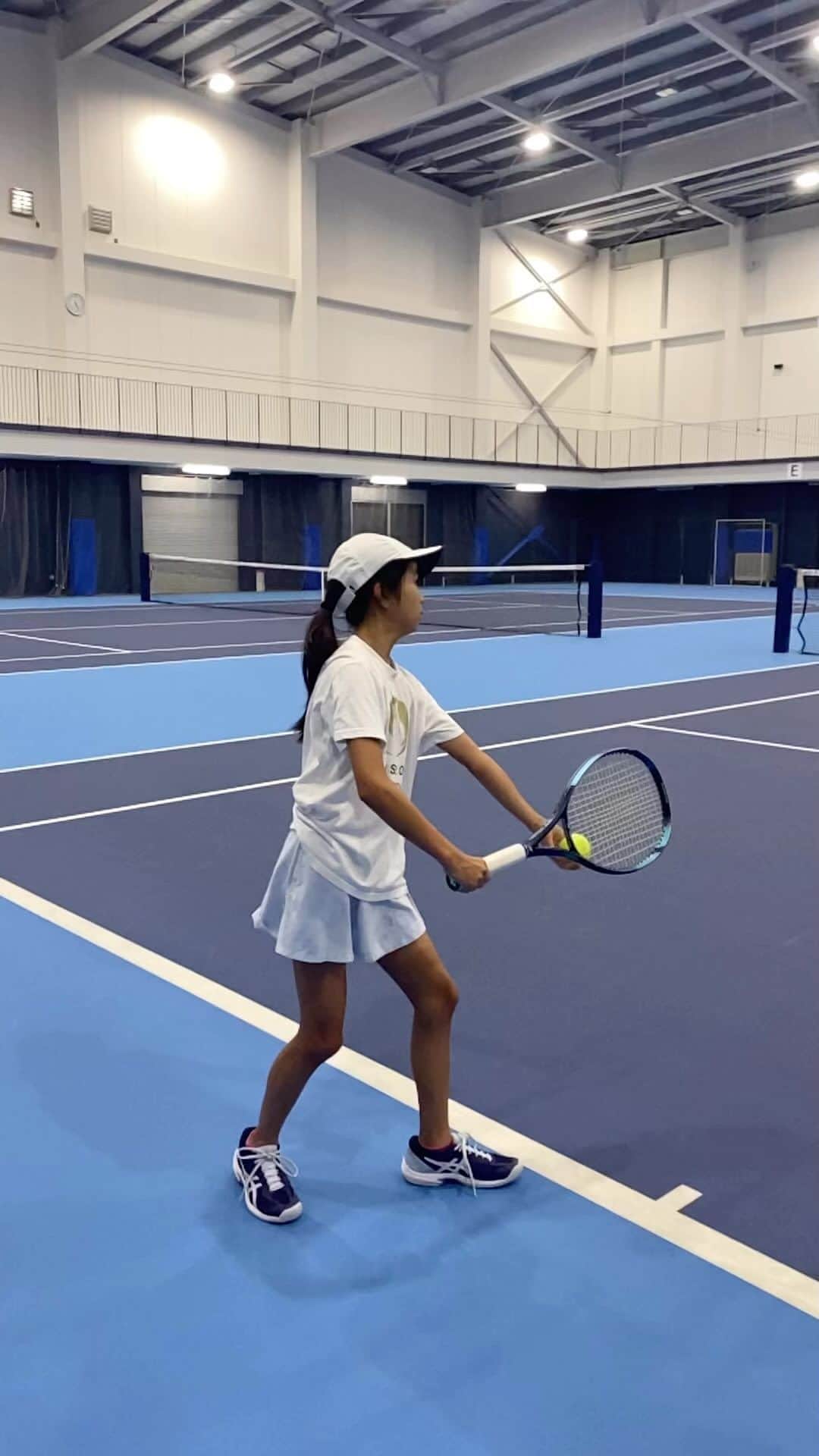 森上亜希子のインスタグラム：「夏季の大会で悔しい思いをしてサーブを一生懸命練習しています。 ダブルフォルトは少なくなってきたもののコースを狙うまではなかなかいかないなぁ。 それにしても、左手下がるの早過ぎる😭  #小3 #テニス女子 #テニス大好き #tennis #tennisgirl  #lovetennis #9yearsold」