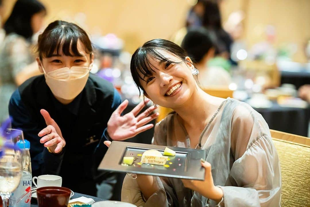 東京ウェディングカレッジさんのインスタグラム写真 - (東京ウェディングカレッジInstagram)「ウェディングプランナー科 WAO!!STYLEさんとの産学連携授業を行いました🙌  1年生が実際に新郎新婦、ゲストととして参加し、結婚式の顧客体験をして来ました✨  サービスを担当してくれたのは本校の2年生！働いている先輩の姿はとてもかっこよかったです！  #waostyle  #ワオスタイル  #東京ウェディングホテル専門学校 #twh  #ウェディングプランナー  #ブライダルフォトグラファー  #ブライダル #ブライダル学生 #専門学生 #専門学生の日常  #青春フォトグラフ #fyp」8月30日 17時28分 - weddingcollege