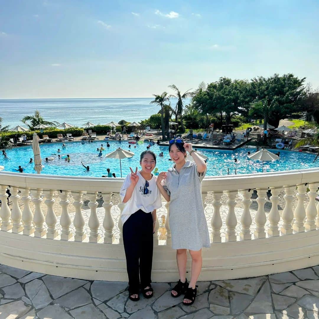 東京ウェディングカレッジさんのインスタグラム写真 - (東京ウェディングカレッジInstagram)「沖縄リゾートウェディング🌺  美しい自然 どこまでも広がる青い空と海 温かいうちなんちゅー  沖縄リゾートウェディングには語り尽くせない魅力があります(^^)  TWHでは、沖縄のリゾートウェディングやリゾートホテルを沖縄の皆様と一緒に盛り上げるため、さまざまな取り組みをしています◎  ★沖縄リゾートウェディング協会との連携 ★沖縄リゾートウェディングフェアの運営サポート ★沖縄リゾートホテル実習 ★沖縄プランナーアシスタント実習 ★沖縄リゾートウェディング企業説明会 などなど!  写真は23年度に実施した沖縄での研修や実習の様子です📷 実習中の休日には沖縄を満喫してますね  学生が参加した「沖縄リゾートウェディング研修」の学生レポートがBe.Okinawaというサイトで記事になりました! ぜひご覧ください  レポート① https://beokinawa-couple-anniversary.jp/topics/2023/08/student-matsuoka/  レポート② https://beokinawa-couple-anniversary.jp/topics/2023/08/student-honma/  在校生も、オーキャンに来てくれた高校生も、卒業生も、これから一緒にリゾートウェディングを盛り上げていきましょう♡  #沖縄リゾートウェディング #沖縄リゾートウェディング協会 #リゾートウェディング #リゾートホテル #ブライダル専門学校 #ブライダル学生」8月30日 17時31分 - weddingcollege